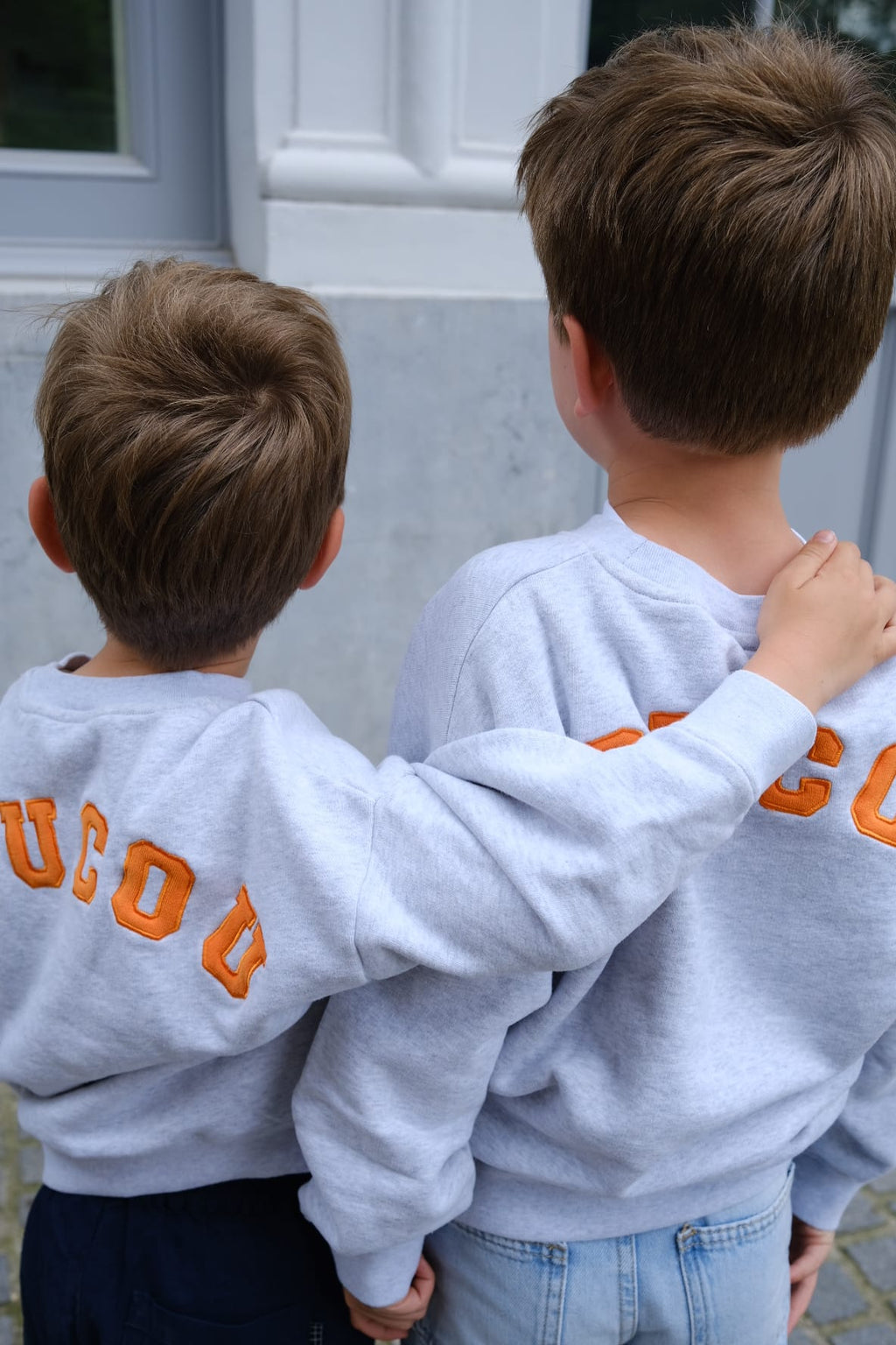 Coucou 6-9 years Joseph kids sweater - Light grey with orange letters