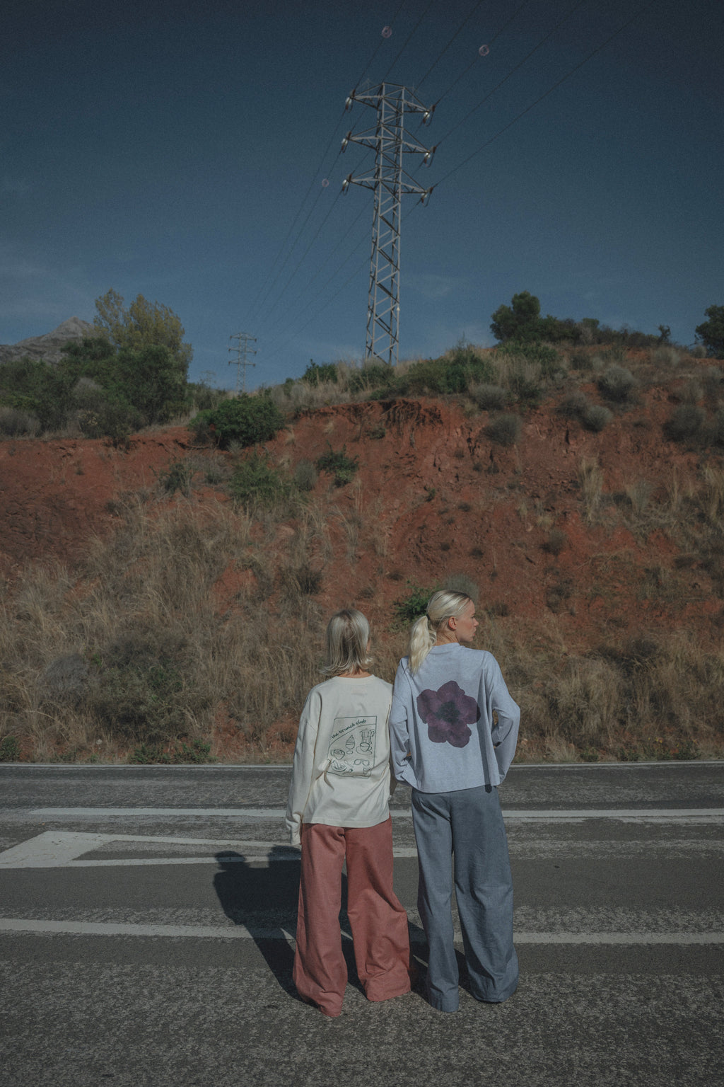 Mimosa tee - Grey with purple flower print